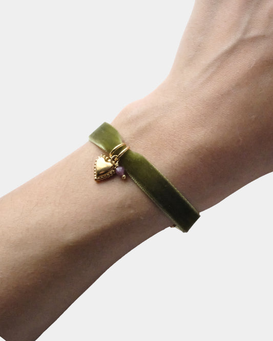 Bracciale in nastro di velluto verde con pendente con cuore e pietra di tormalina