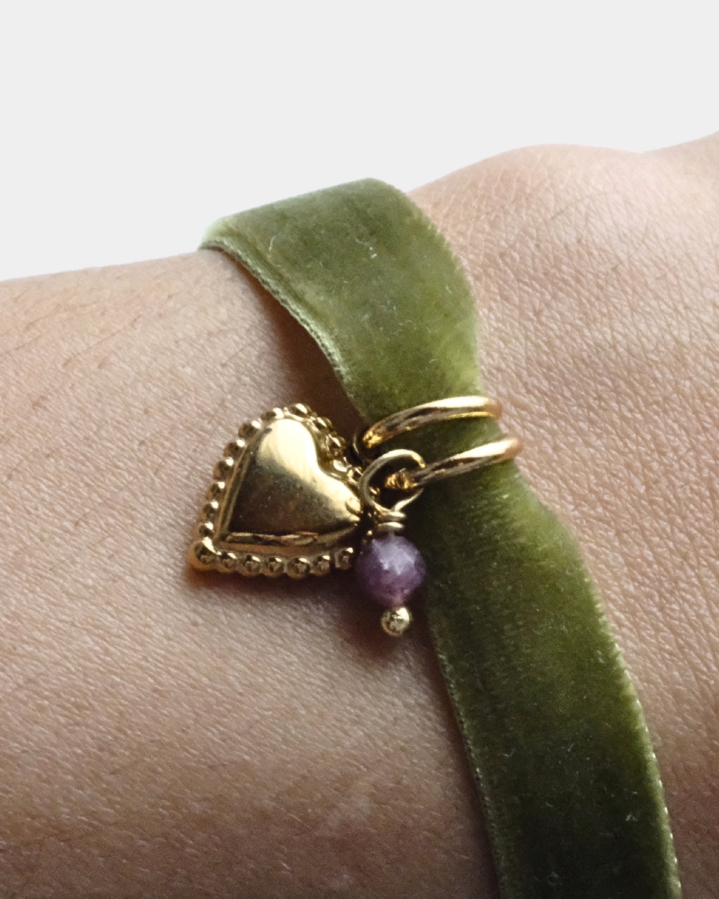 Bracciale in nastro di velluto verde con pendente con cuore e pietra di tormalina