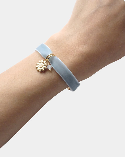 Bracciale in nastro di velluto azzurro con pendente con fiore e pietra di amazzonite