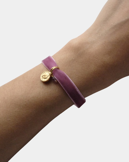 Bracciale in nastro di velluto rosa con pendente con moneta e pietra di fluorite