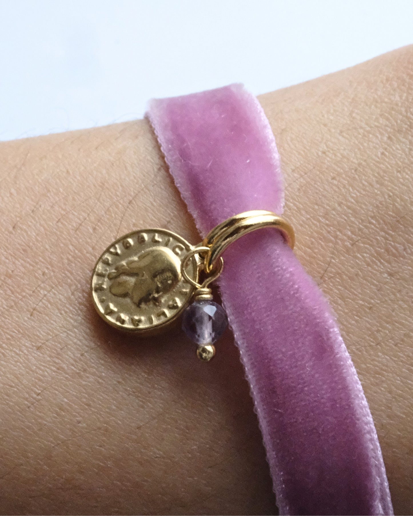 Bracciale in nastro di velluto rosa con pendente con moneta e pietra di fluorite