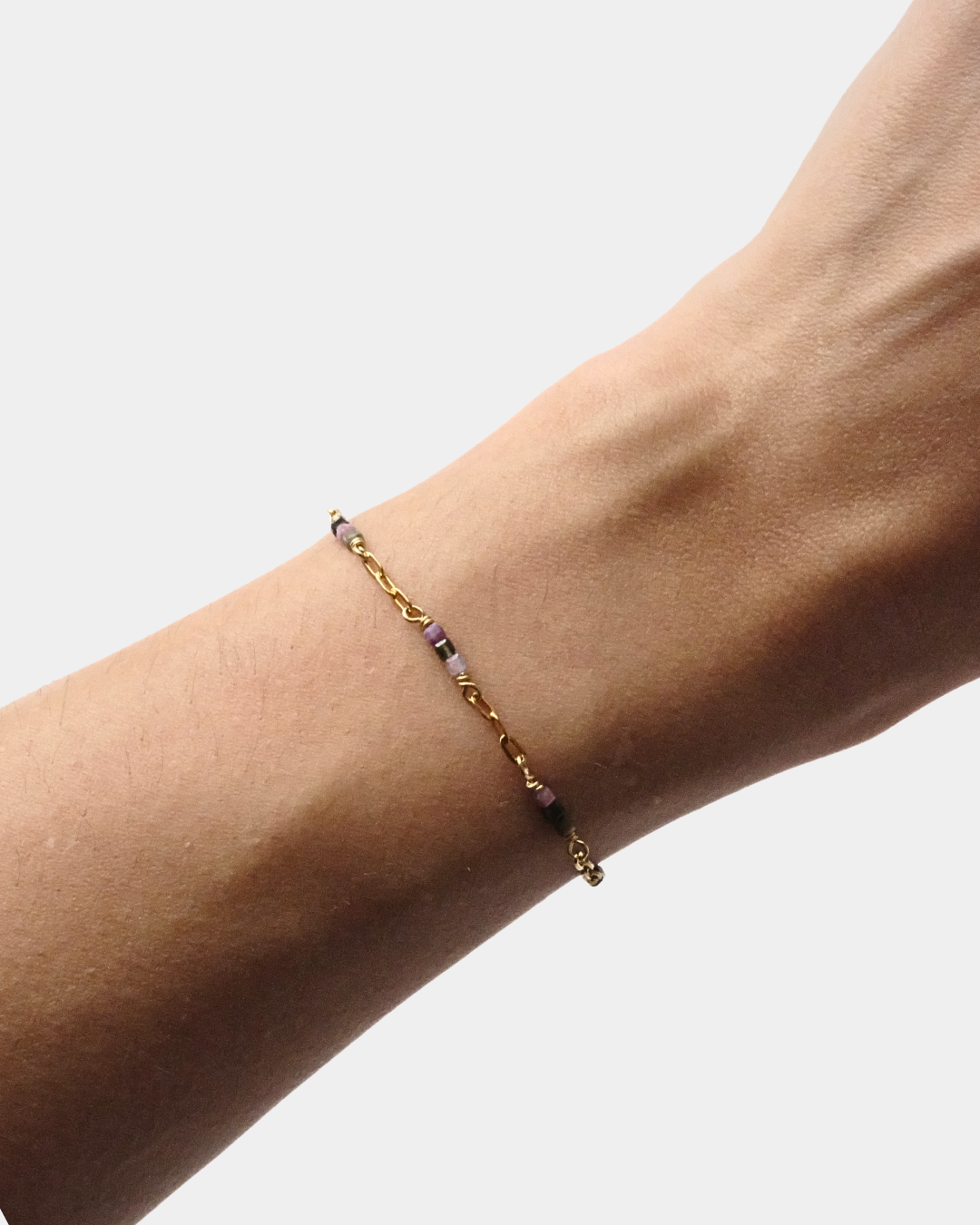 Bracciale con maglie allungate e pietre cubiche di tormalina