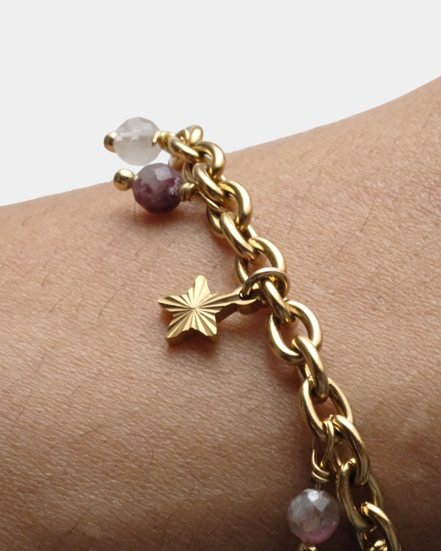 Bracciale con differenti maglie con pendente a forma di stella e pietre di tormalina