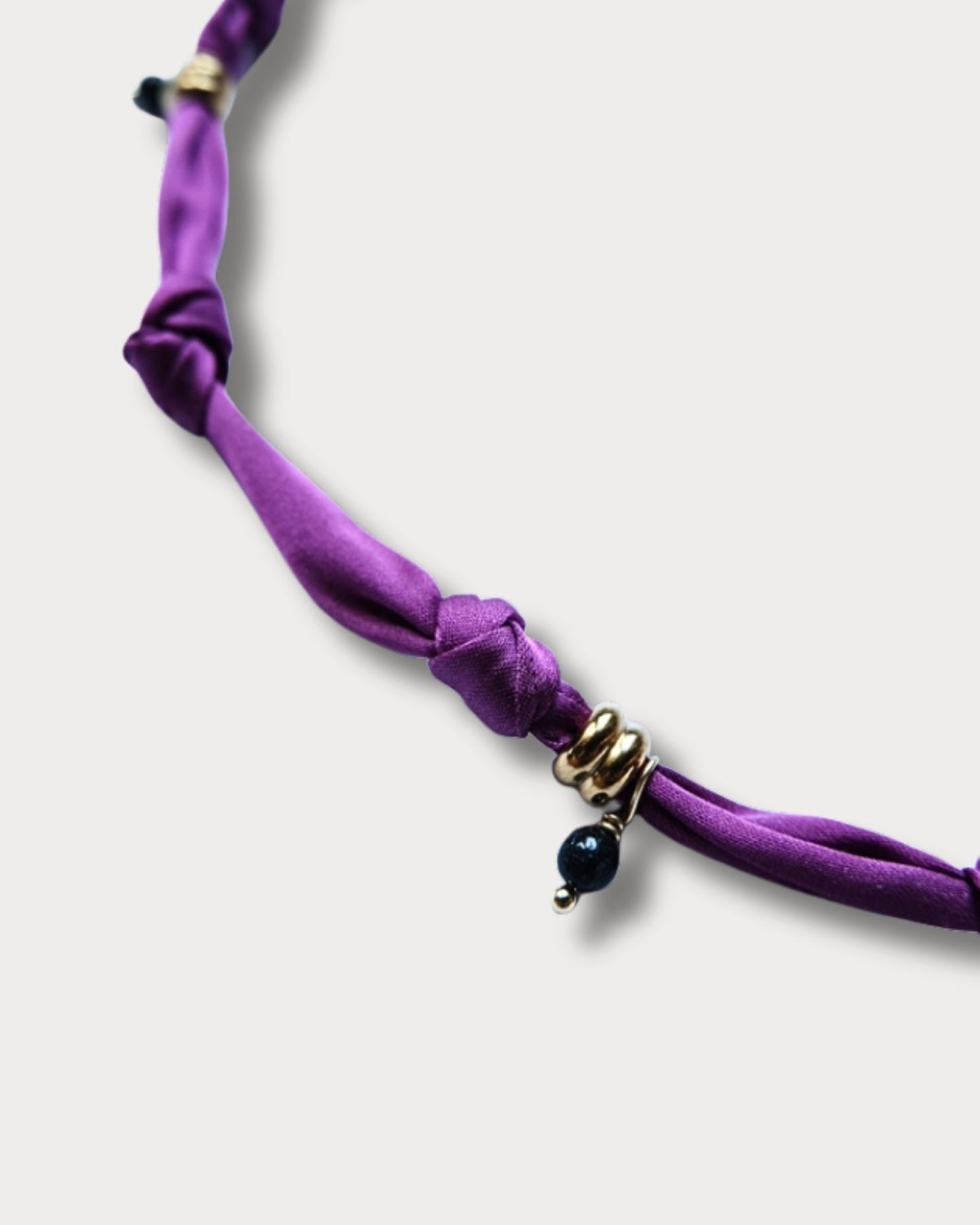 Collana in tessuto annodato color prugna con stella marina e pietre di agata indiana