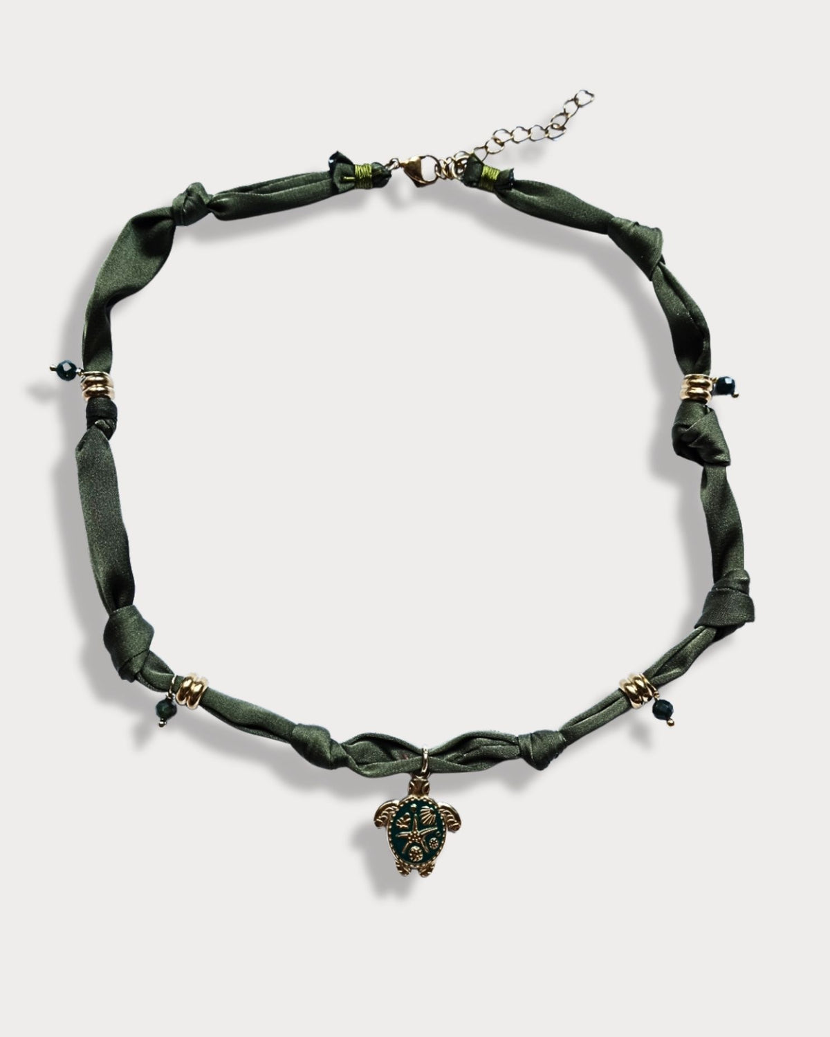 Collana in tessuto annodato verde militare con tartaruga e pietre di agata indiana
