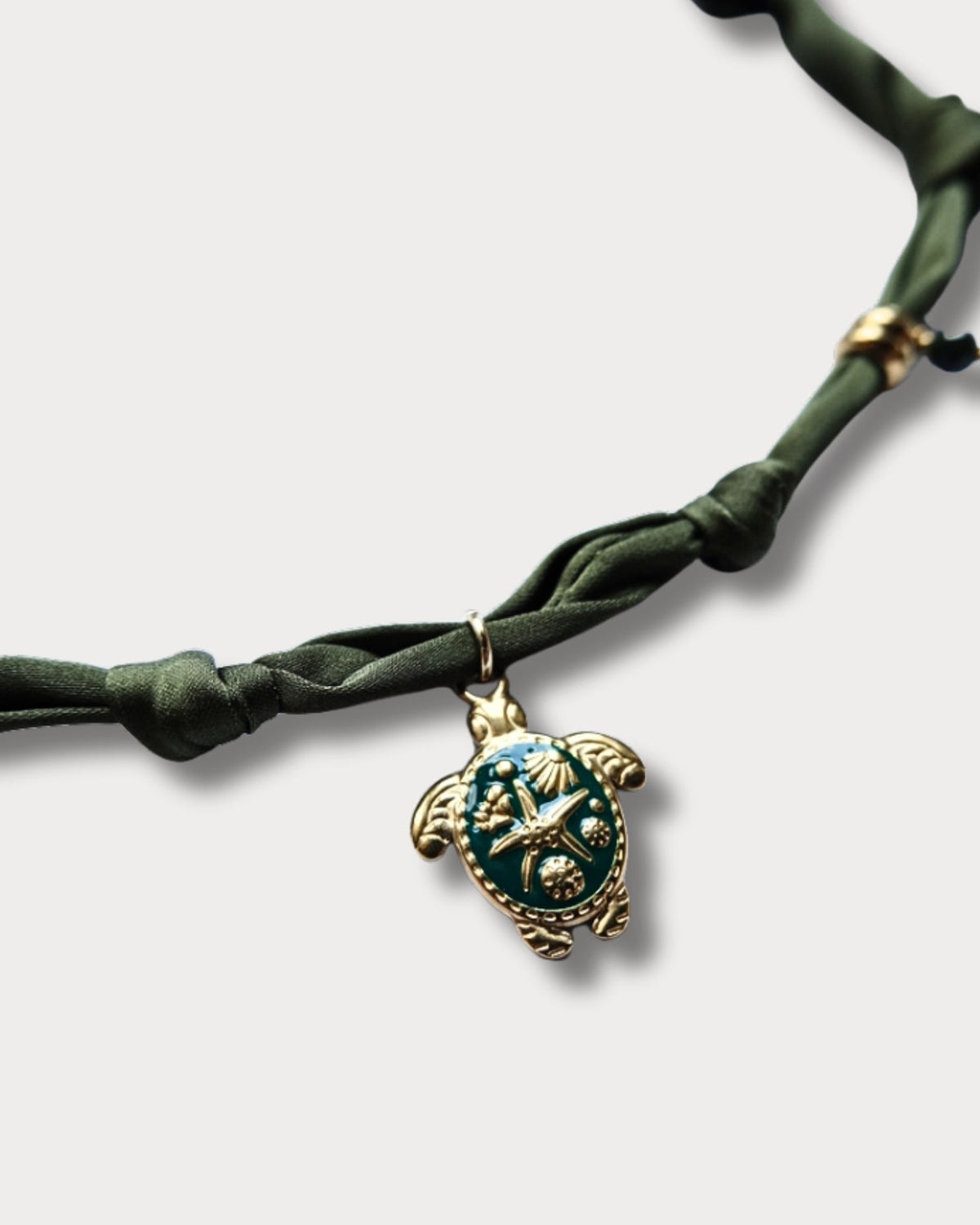 Collana in tessuto annodato verde militare con tartaruga e pietre di agata indiana