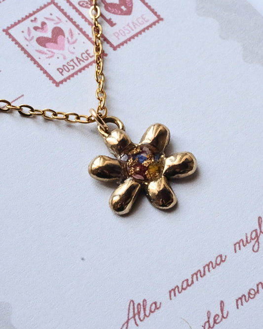 Collana a forma di fiore con frammenti di petali e foglia oro