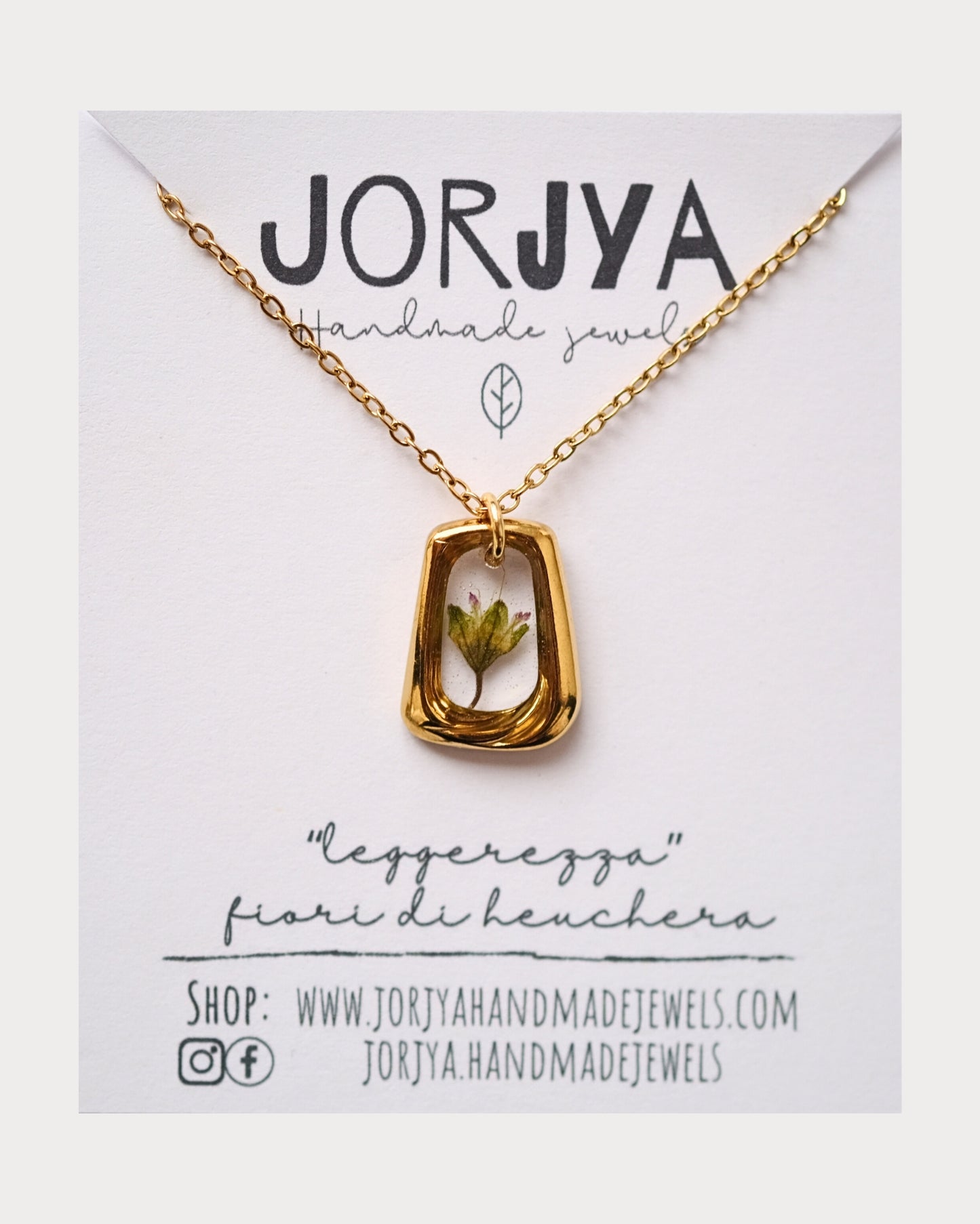 Collana "leggerezza" con pendente dorato con fiore di heuchera verde