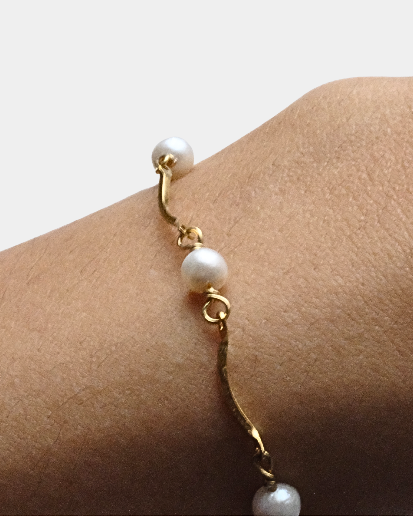 Bracciale con maglie ondulate e perle di fiume