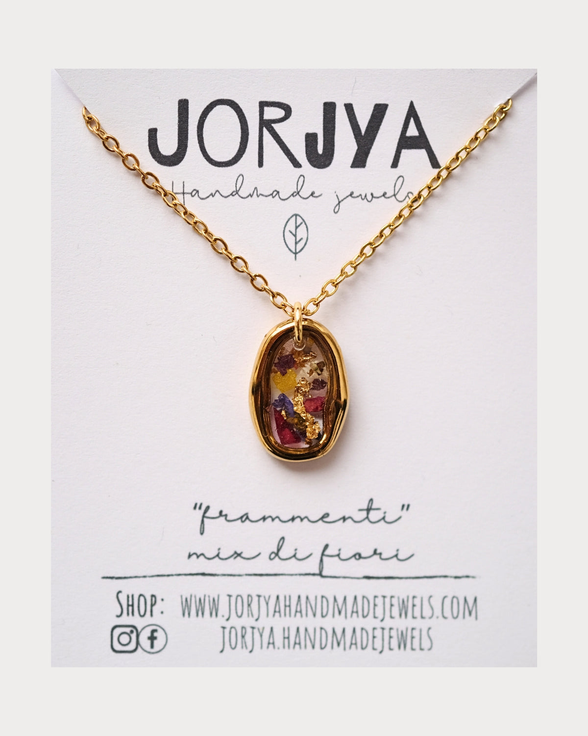 Collana "frammenti" con pendente dorato con mix di frammenti di fiori e foglia oro