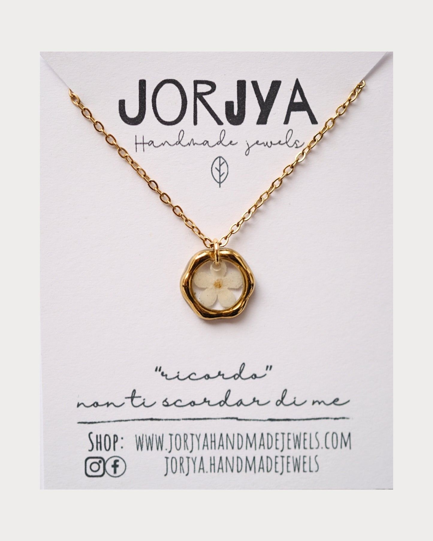 Collana "ricordo" con pendente dorato con un fiore di non ti scordar di me bianco