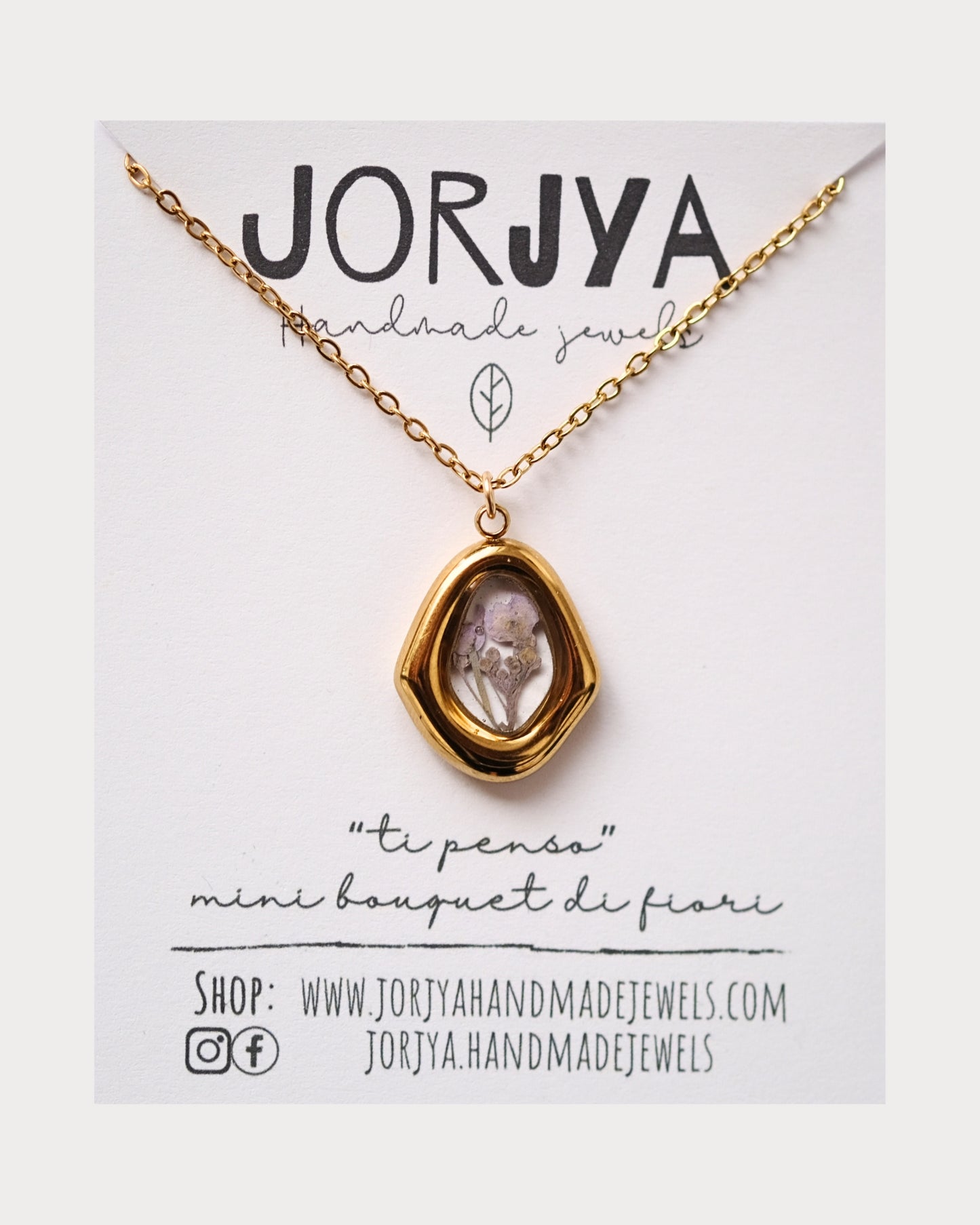 Collana "ti penso" con un piccolo bouquet di fiori di campo lilla