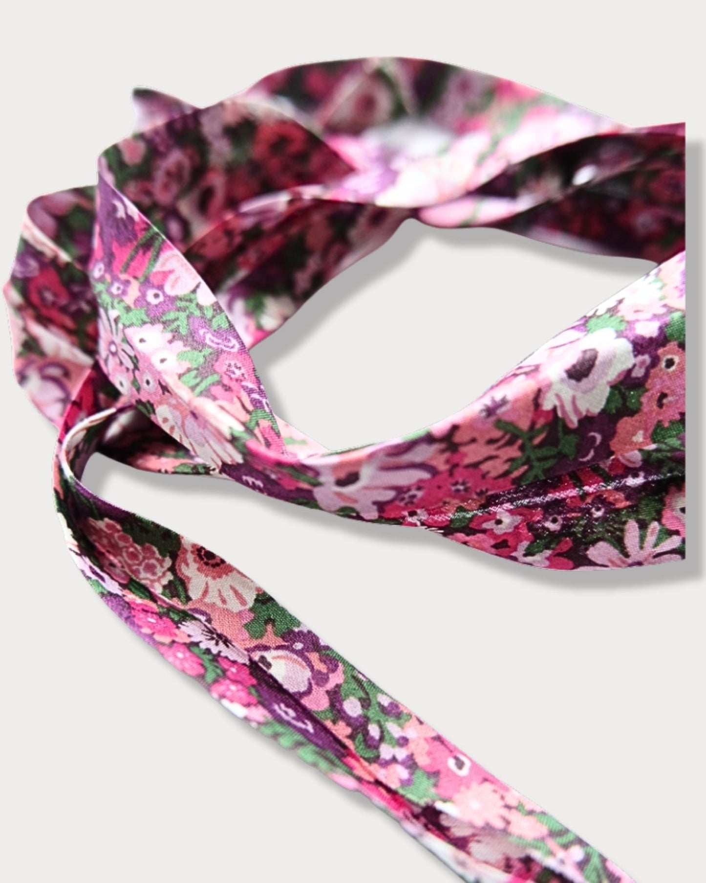 Collana in tessuto di cotone floreale con pendente con fiore di heuchera