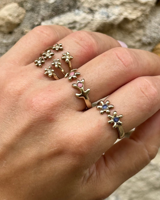 Anello in ottone regolabile a forma di non ti scordar di me con frammenti di fiori