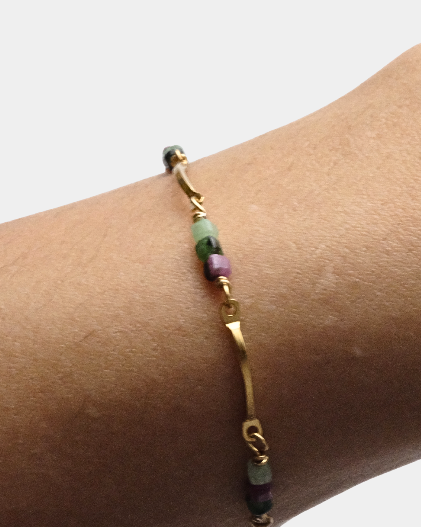 Bracciale con maglie ondulate e pietre di epidoto