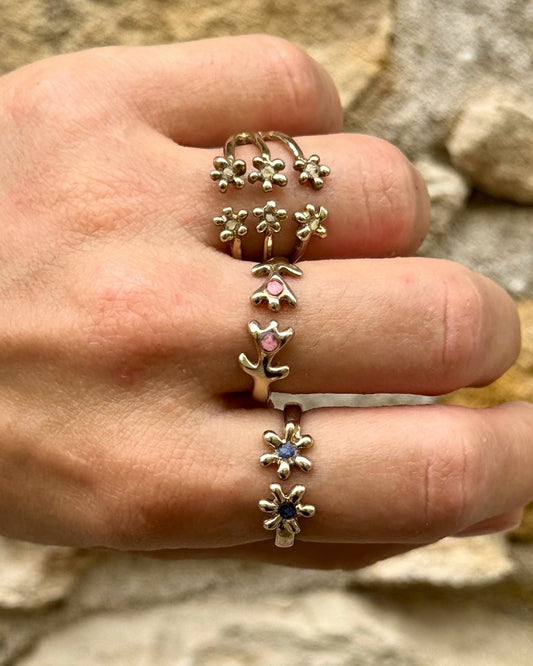 Anello in ottone regolabile a forma di carota selvatica con frammenti di fiori