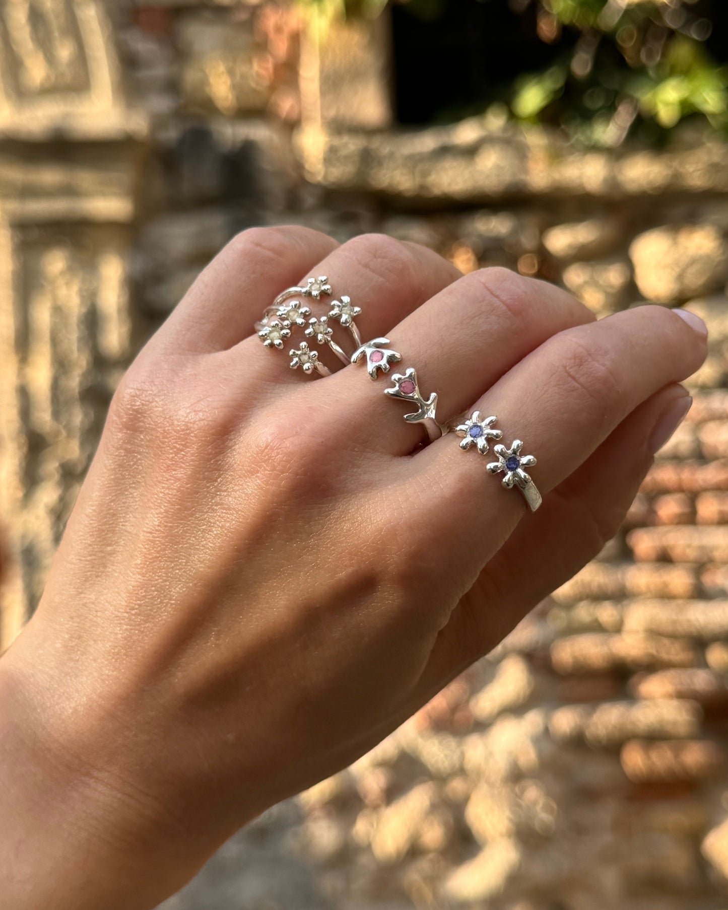 Anello in argento 925 regolabile a forma di tulipani con frammenti di fiori