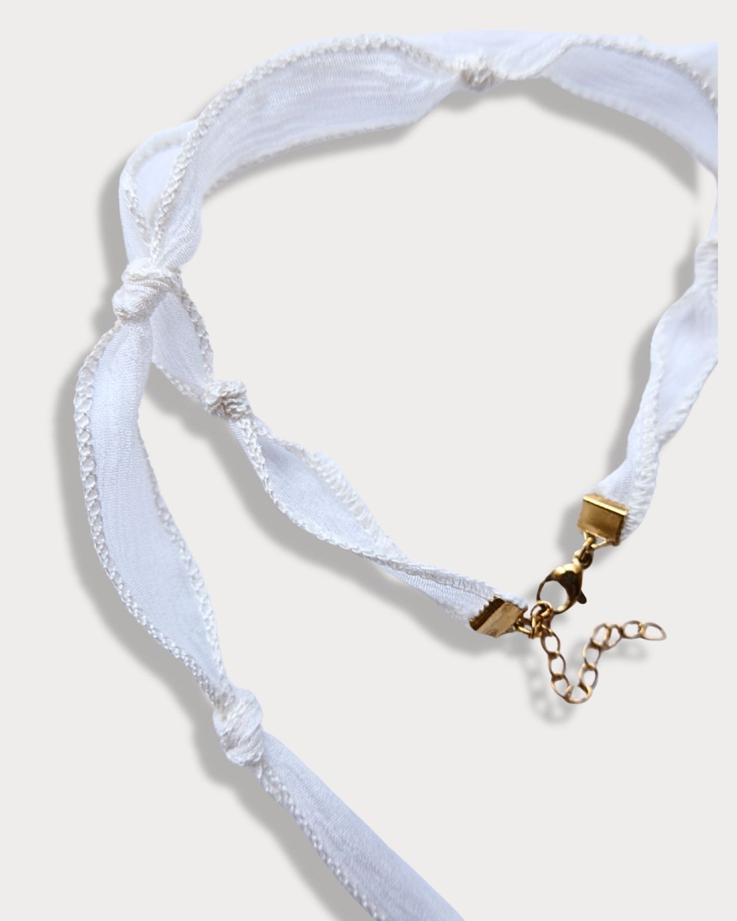Collana in seta annodata bianca con pendente a forma di moneta e pietra di giada bianca