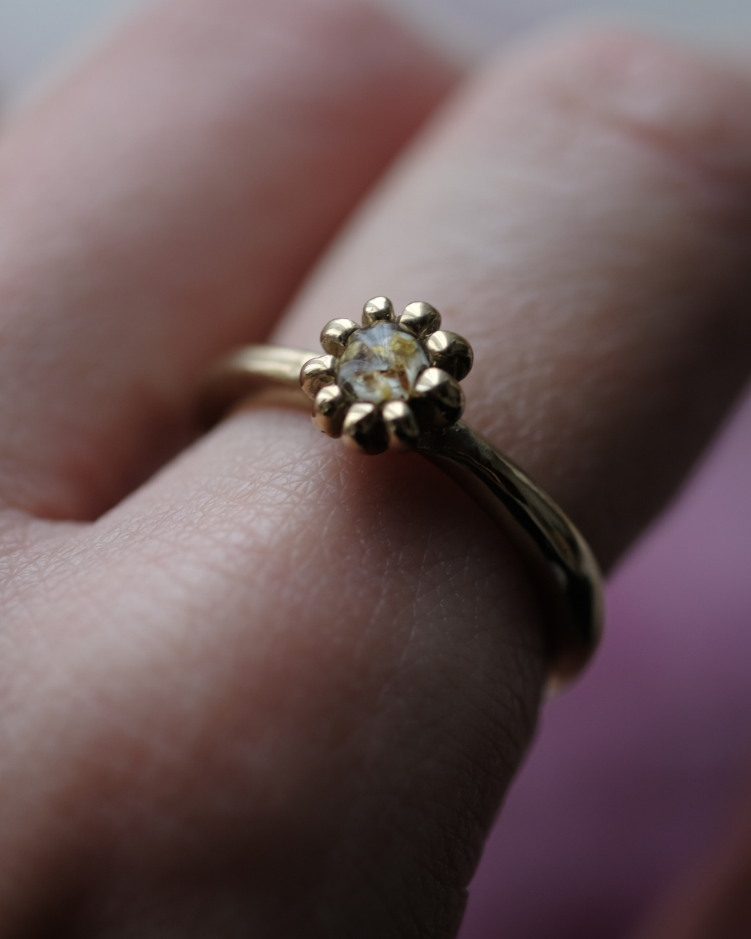 FIORE - Anello in ottone con frammenti e pistilli di margherita