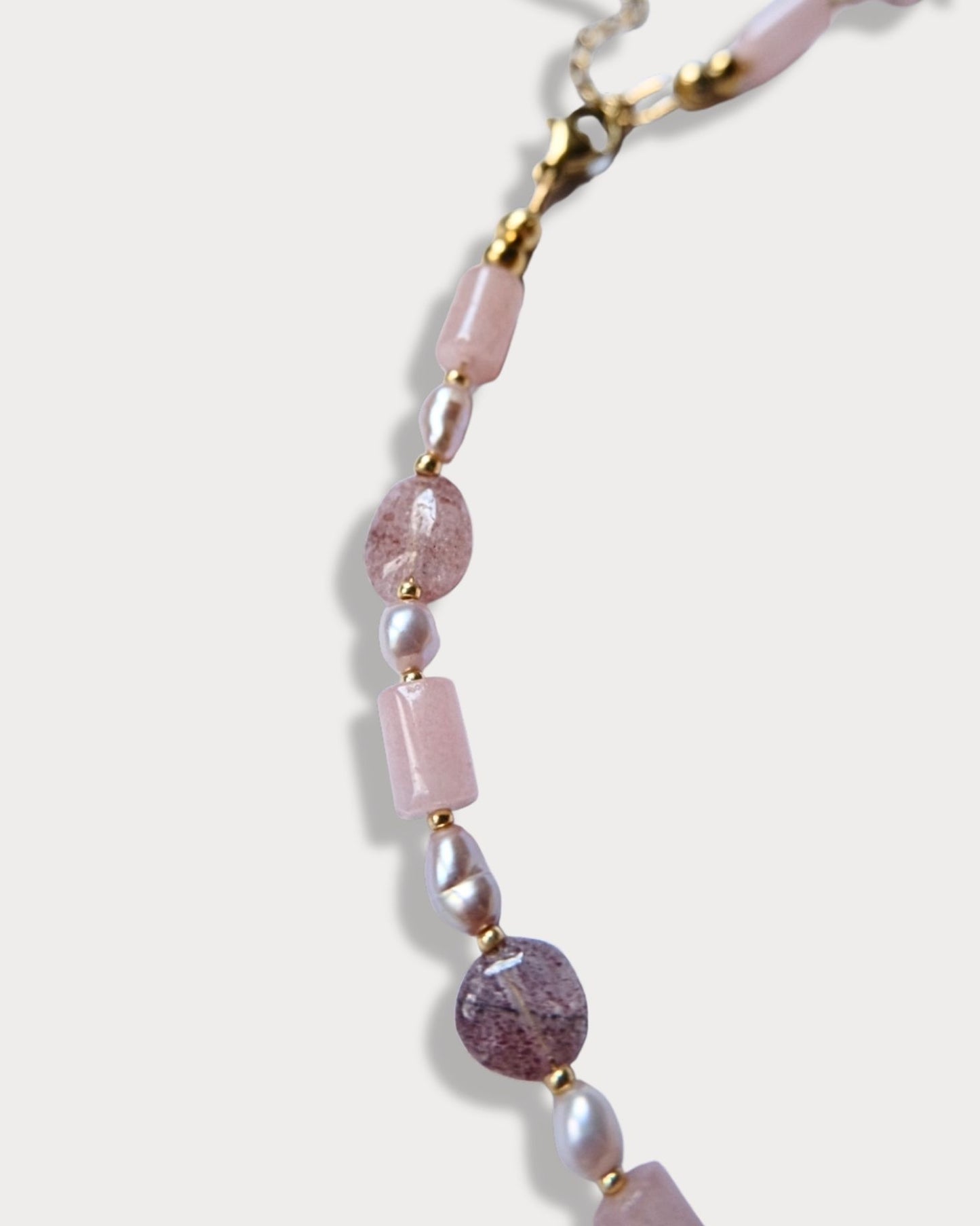 Collana girocollo di pietre naturali di rodonite e di perle di fiume