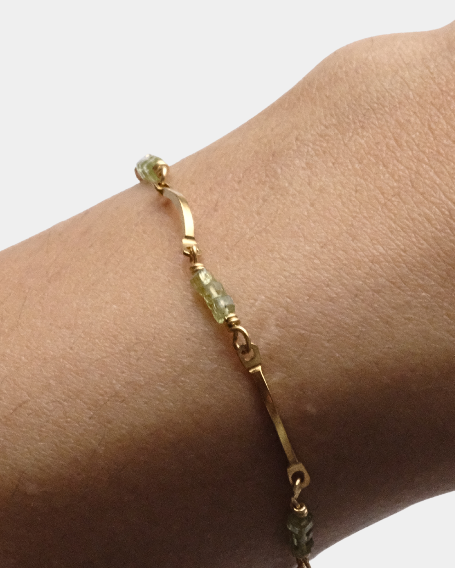 Bracciale con maglie ondulate e pietre di peridoto