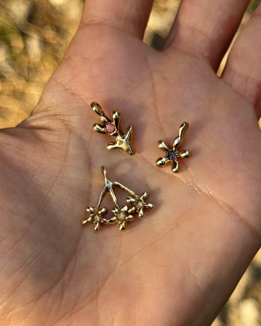 Collana con pendente a forma di carota selvatica in ottone con frammenti di petali