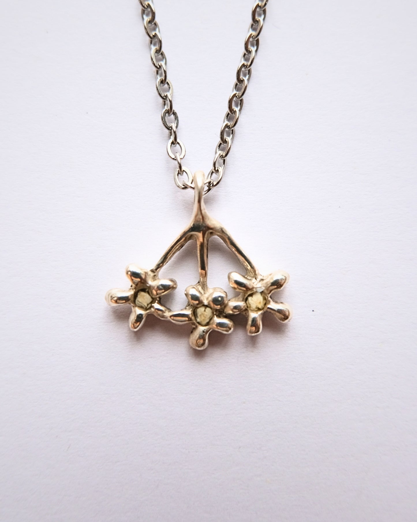 Collana con pendente a forma di carota selvatica in argento 925 con frammenti di petali