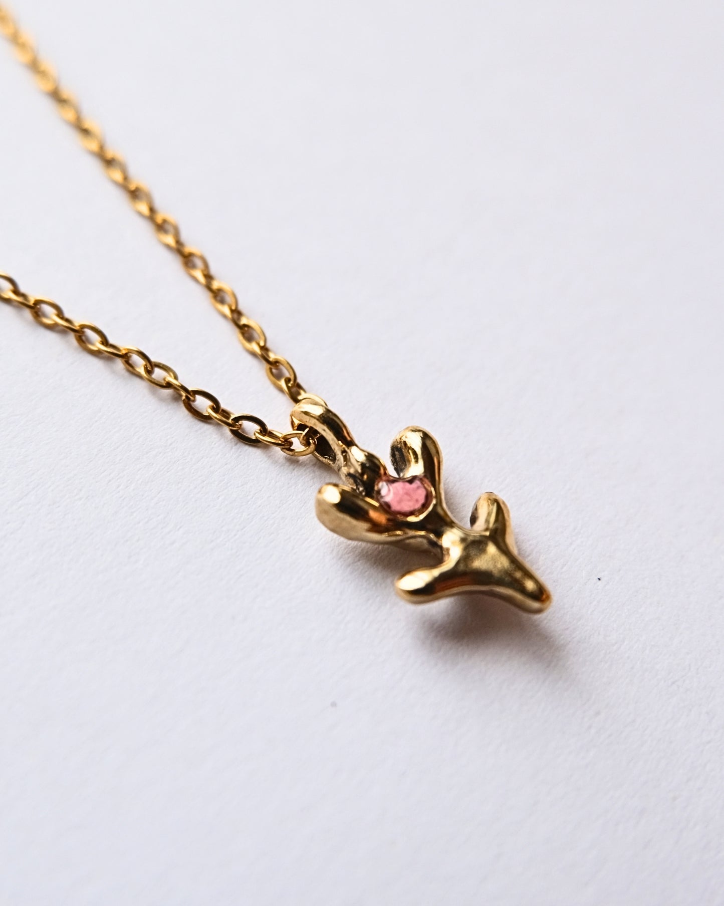 Collana con pendente a forma di tulipano in ottone con frammenti di petali
