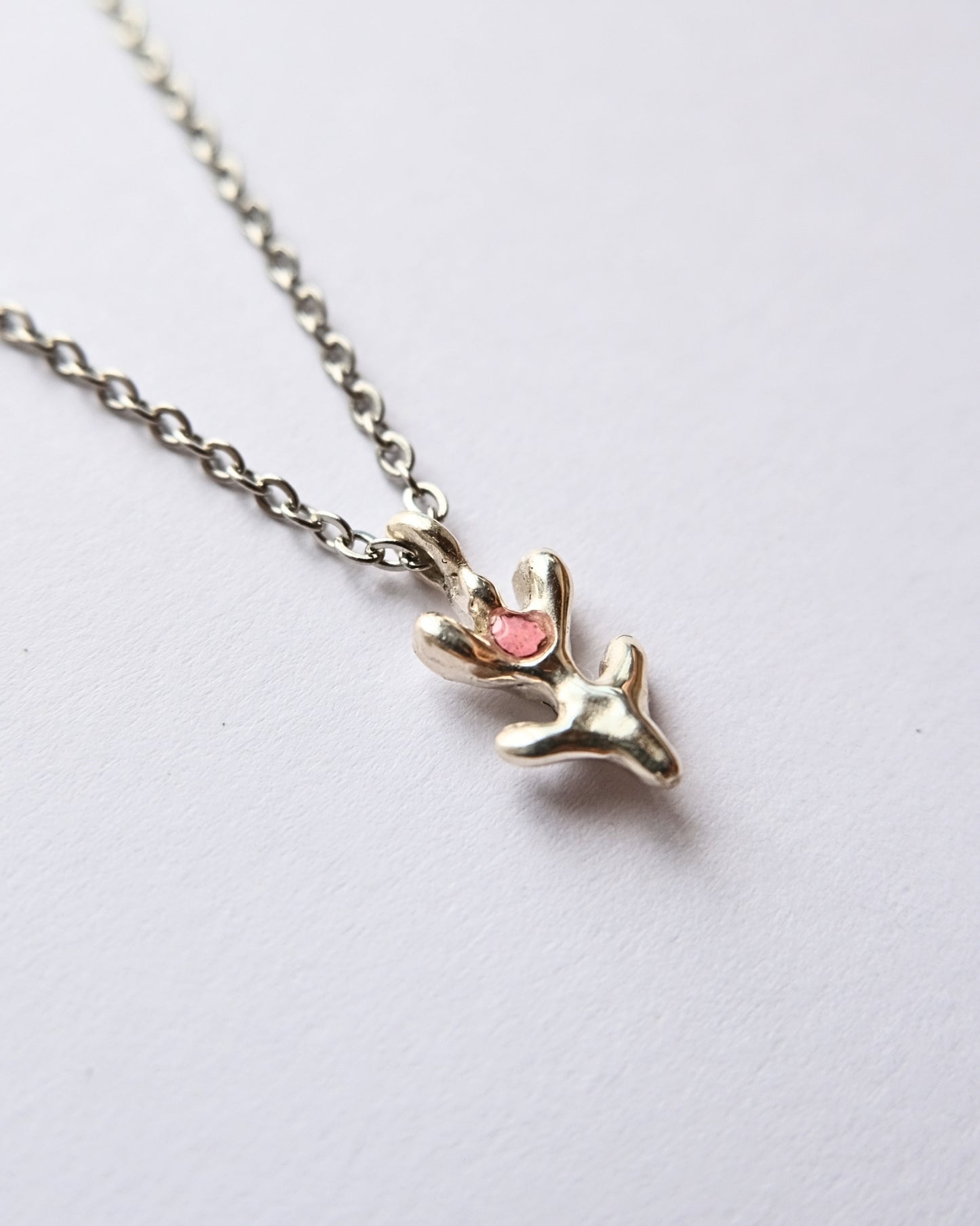 Collana con pendente a forma di tulipano in argento 925 con frammenti di petali