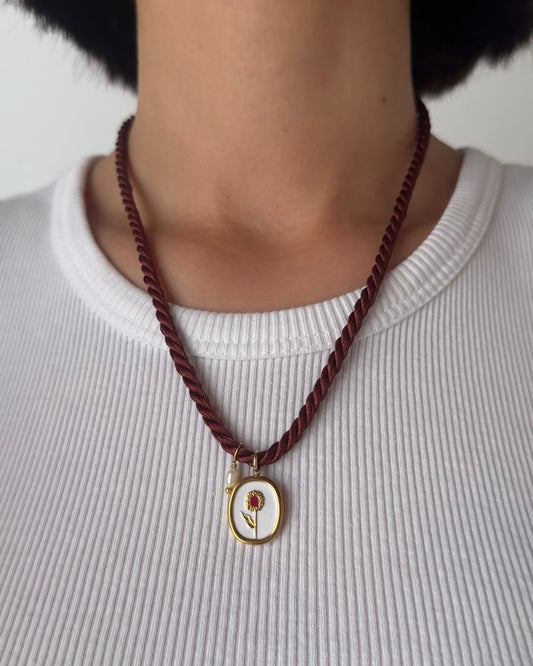 Collana in cordino intrecciato color bordeaux con pendente a forma di fiore e perla di fiume