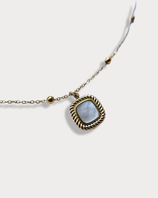 Collana a maglie sottili con palline con pendente con madreperla