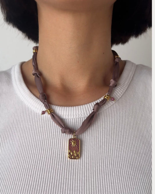 Collana in tessuto annodato color lilla chiaro con pendente con tramonto e pietre di ametista