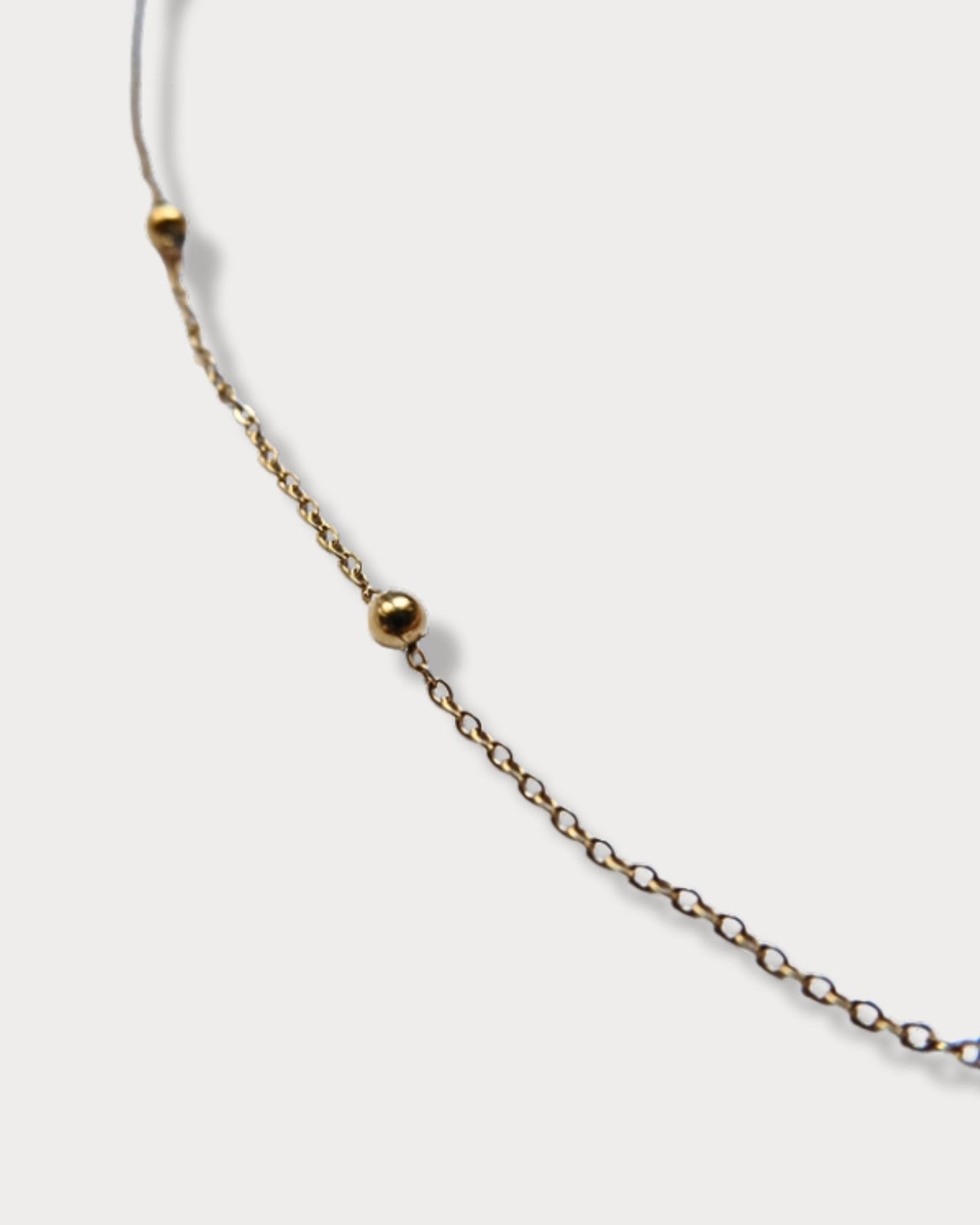 Collana a maglie sottili con palline con pendente con madreperla