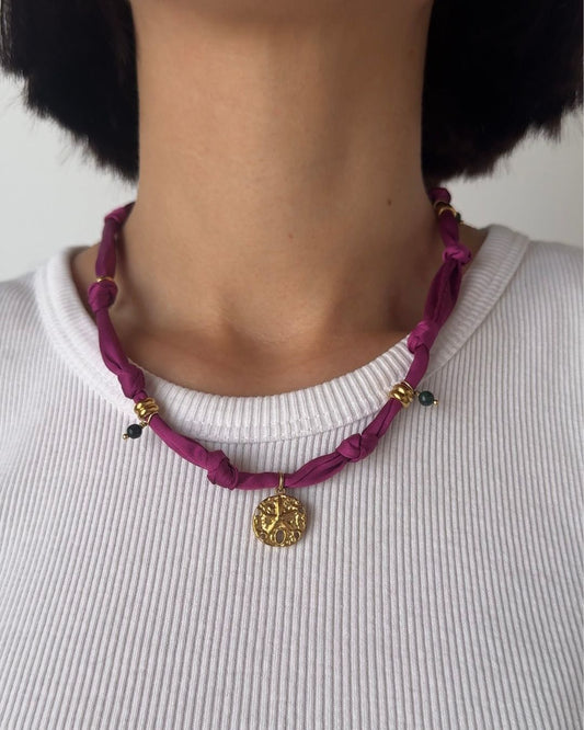 Collana in tessuto annodato color prugna con stella marina e pietre di agata indiana