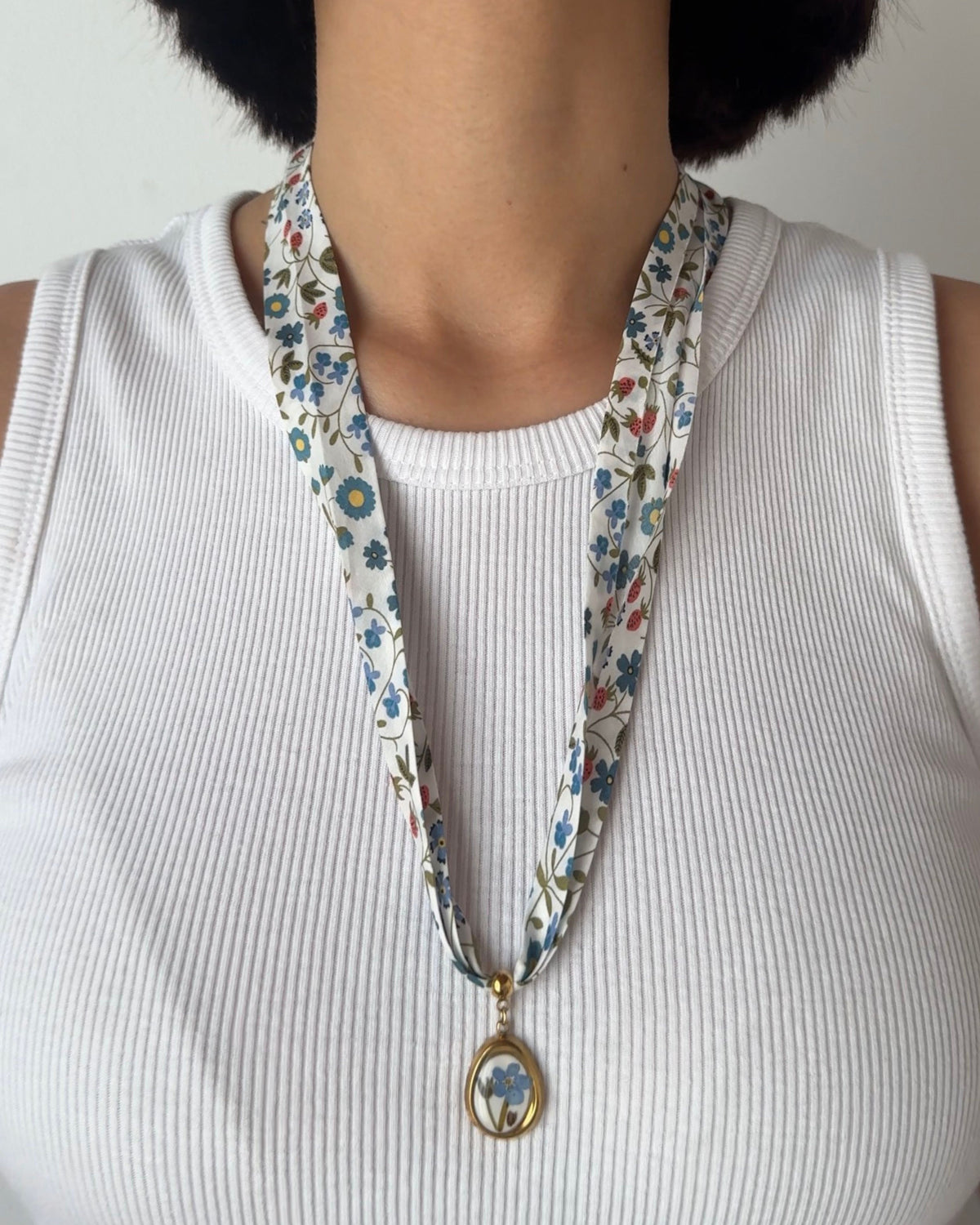 Collana in tessuto di cotone floreale con pendente con non ti scordar di me