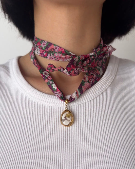 Collana in tessuto di cotone floreale con pendente con fiore di heuchera