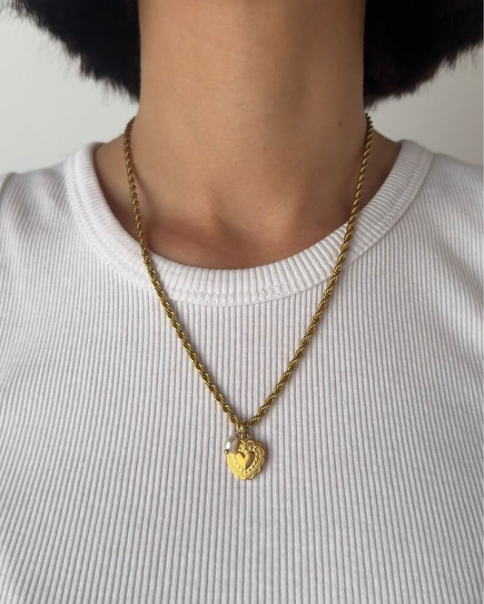 Collana a maglia intrecciata con pendente a forma di cuore e perla di fiume