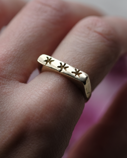 CIELO STELLATO - Anello in ottone geometrico regolabile con tre stelle