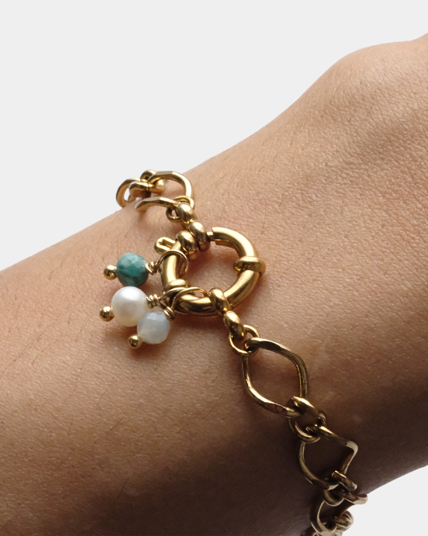 Bracciale con catena grande e chiusura con pietre di turchese africano e perla di fiume