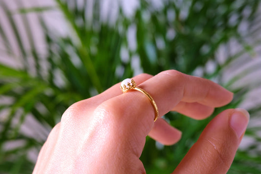 Anello con castone con pietra di luna