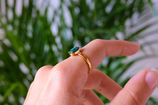 Anello placcato oro regolabile con pietra ovale di malachite