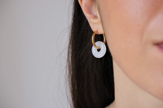 LE CIAMBELLE - Orecchini a cerchio con pietre a ciambella di giada bianca - oro o argento