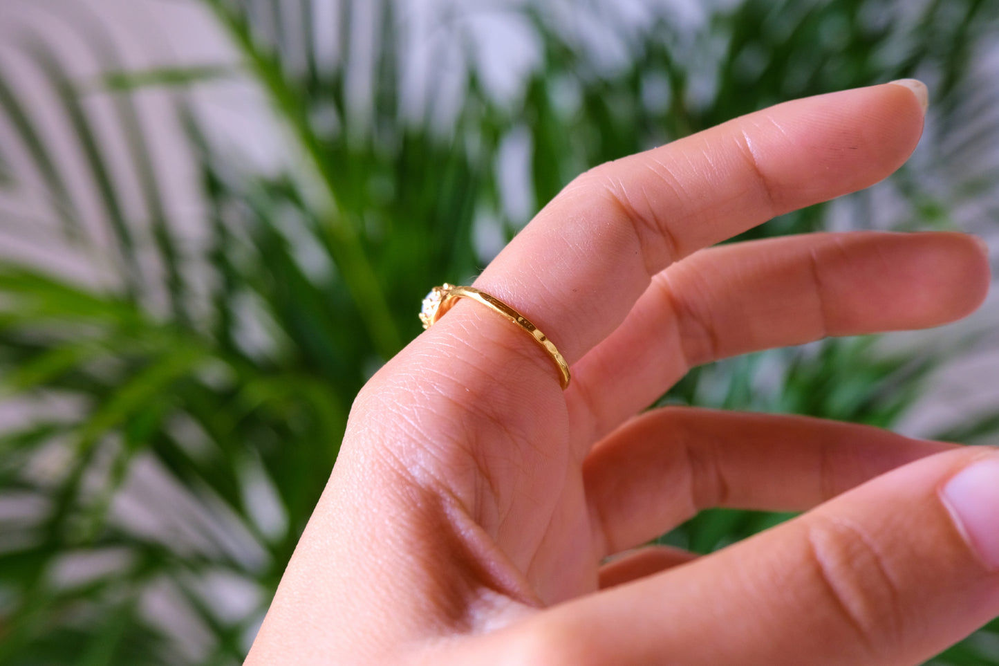 Anello con castone con pietra di luna