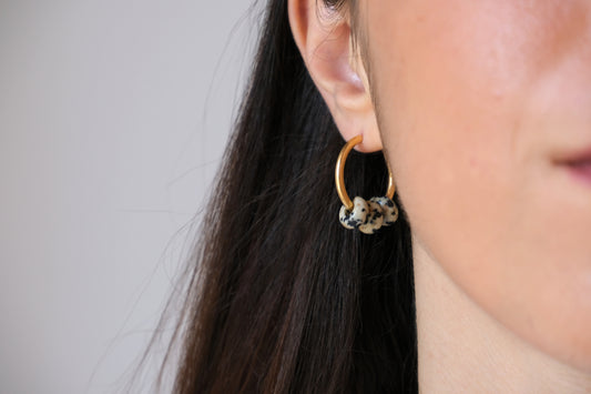 I CERCHIETTI - Orecchini a cerchio con tre pietre di diaspro dalmata - oro o argento