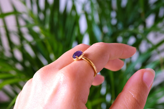 Anello placcato oro regolabile con pietra ovale di ametista