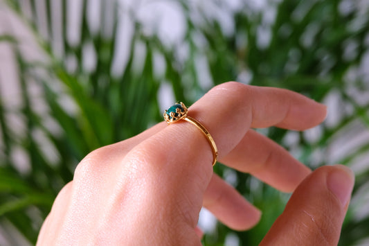 Anello con castone con pietra di malachite