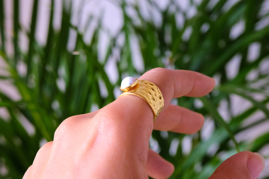 Anello martellato a fascia regolabile con pietra di howlite