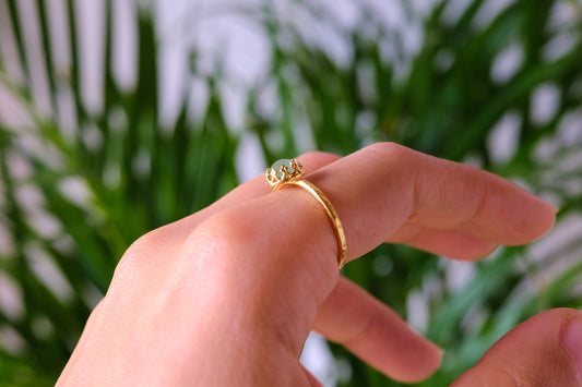 Anello con castone con pietra di avventurina