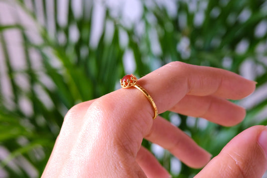 Anello con castone con pietra di corniola