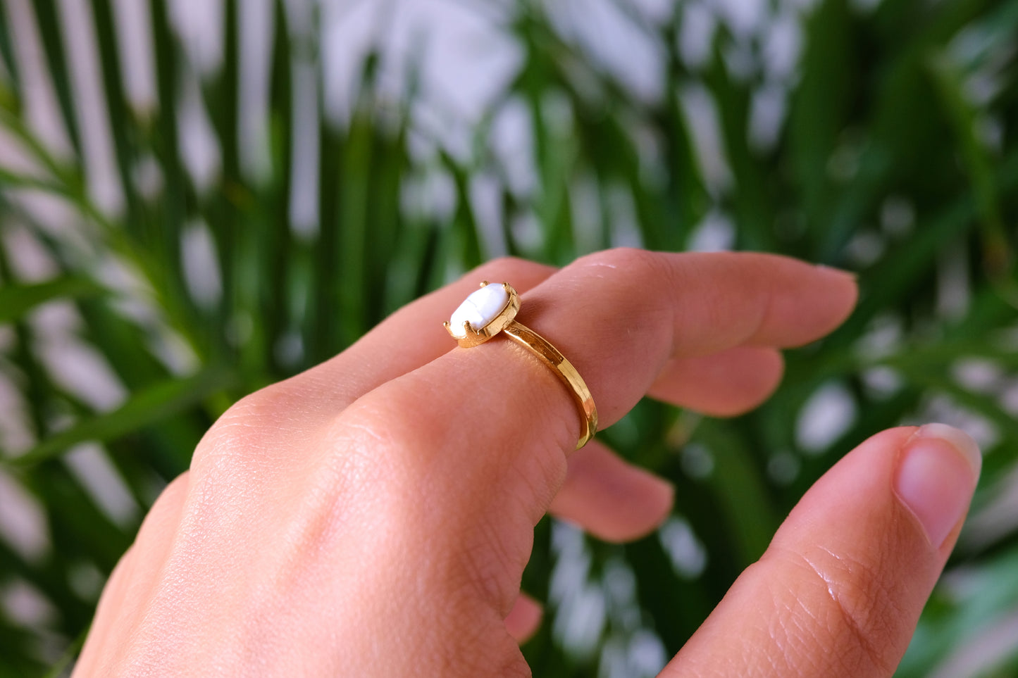 Anello placcato oro regolabile con pietra ovale di howlite